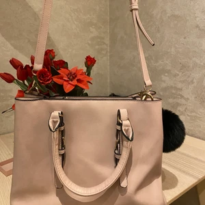 Rosa väska - Rosé rosa väska med puff ( som går att ta bort) köparen står för frakt 📦 