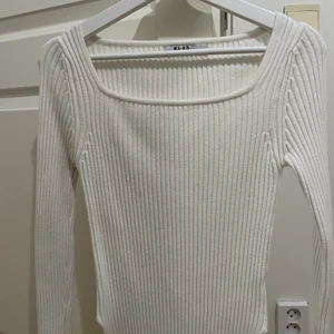 NA-KD - Tröja från NA-KD, använd men i fint skick. Storlek S, säljs då den inte används. Skickar spårbart💖