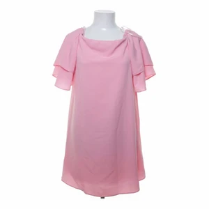 Zara klänning  - Går att ha som på första bilden eller offshoulder. 40kr + 66 i frakt 💕💕