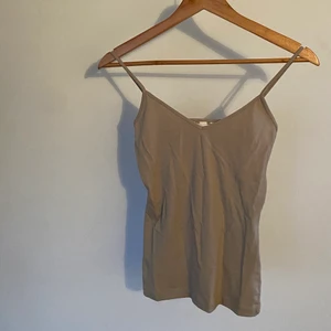 Hm Linne - Vid köp av produkt: 1. Skicka meddelande med: - Namn - Adress och postnummer - Tel och mail 2. Swisha  3. Paketet postas till dig!