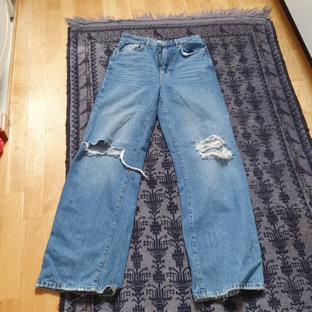 Säljer min söt Buggy jeans 👖 som är i mycket bra skick och passar till allt.passar någon av 170/72cm.. Jeans & Byxor.