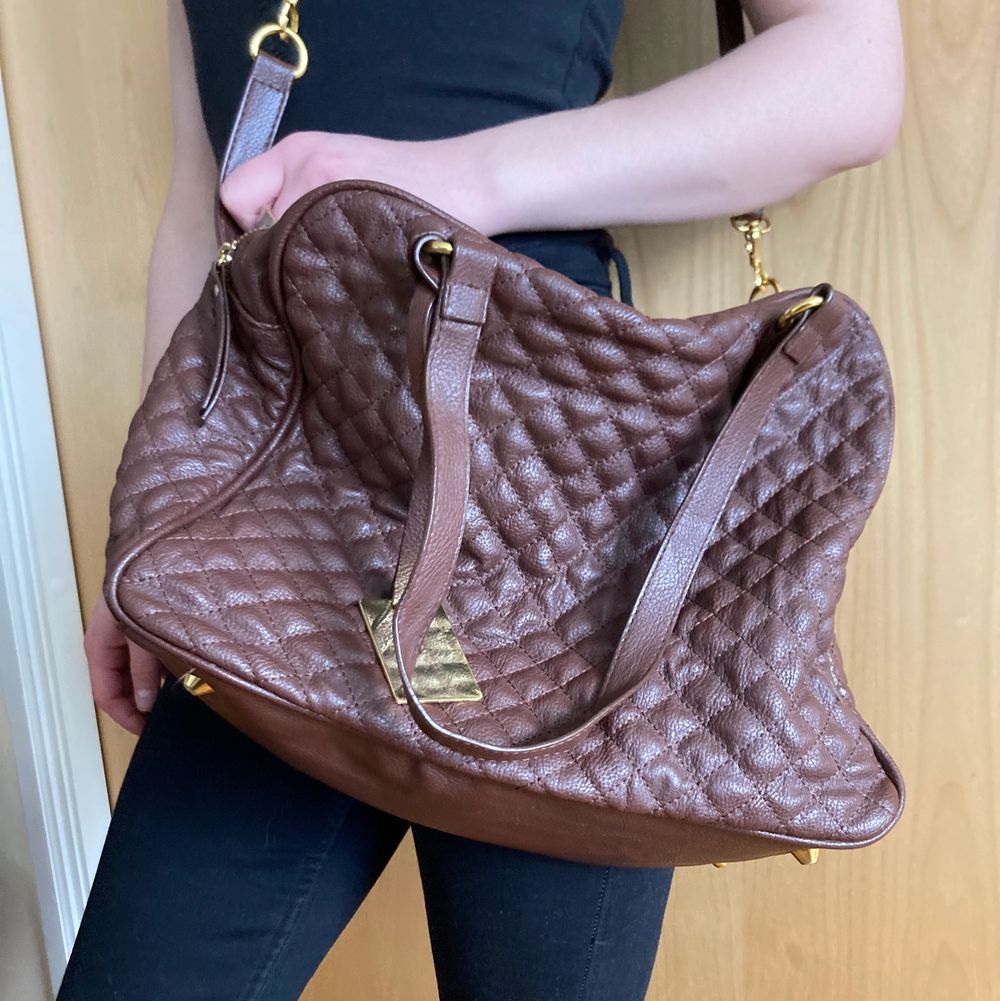 A browns bag with two pockets and more pockets in each fold and a matching wallet to go. Okay condition, the wallet is a bit used but the bag is like new. Only used about a handful of times. Gold details. . Accessoarer.