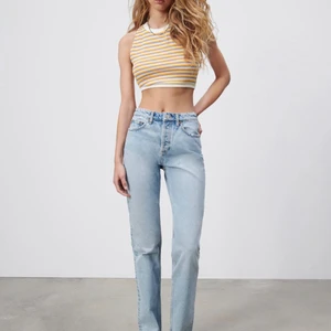 Zara jeans  - Såå snygga slutsålda ljusblå jeans oanvända från zara som tyvärr inte passade mig🥺 Lappen är kvar och som sagt är de aldrig använda💕💕💕 de heter ”Jeans Mid Rise straight” på Zaras hemsida och säljs inte längre❤️ 