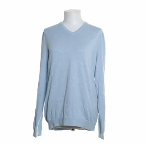 Ljusblå pullover - Superfin vintage ljusblå pullover som är v ringad. Jättefin med t ex en polotröja eller skjorta under. Passar till typ allt! I storlek M och sitter fint oversized på mig som är s/m