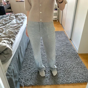 Juicy Couture mjukisbyxor - Intressekoll på mina så snygga och populära gråa juicy couture mjukisbyxor💕 De är slutsålda överallt i storlek S. Lägger ut de då jag råkade köpa fel storlek. Kan även tänka mig att byta de mot likadana fast i storlek XS:) Buda i kommentarerna 