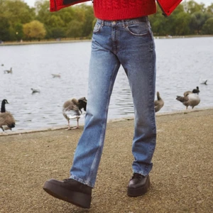 Zara jeans  - Jeans straight fit mid rise från zara storlek 36, helt oanvända enbart testade lapparna kvar. Nypris 400 kr köparen står för frakten vilket är 66 kr. Helt slutsålda på Zaras hemsida. 