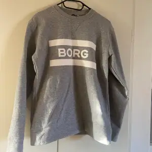 Säljer denna gråa sweatshirt från björn borg. Använd fåtal gånger. Säljer då den inte kommer till användning. Storlek S. 200kr + frakt 66kr. 