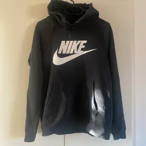 Säljer denna hoodie från Nike. Storlek S. 150kr + frakt 66kr. 
