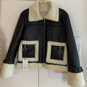 OANVÄND Jacka Aviator  - NY oanvänd NA-KD jacka. Supersnygg! Passar strl 36-38. Nypris 1099kr. Säljes för 650kr. Skriv för fler bilder eller frågor!
