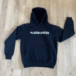 Places + Faces, Hoodie - Places + faces xbox colab, aldrig använd så skicket är 10/10. Den passar tyvärr inte mig och därför ska jag försöka sälja den, nypris är cirka 600kr. Den har oversized fit