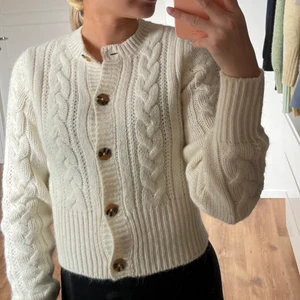 Stickad kofta från monki  - Supersöt stickad kofta från monki. Knappt använd 