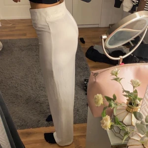 Kostymbyxor från Bikbok  - Sköna kostymbyxor i storlek 38! Använda en gång och är då som nya! Något genomskinliga men inget som syns väl.