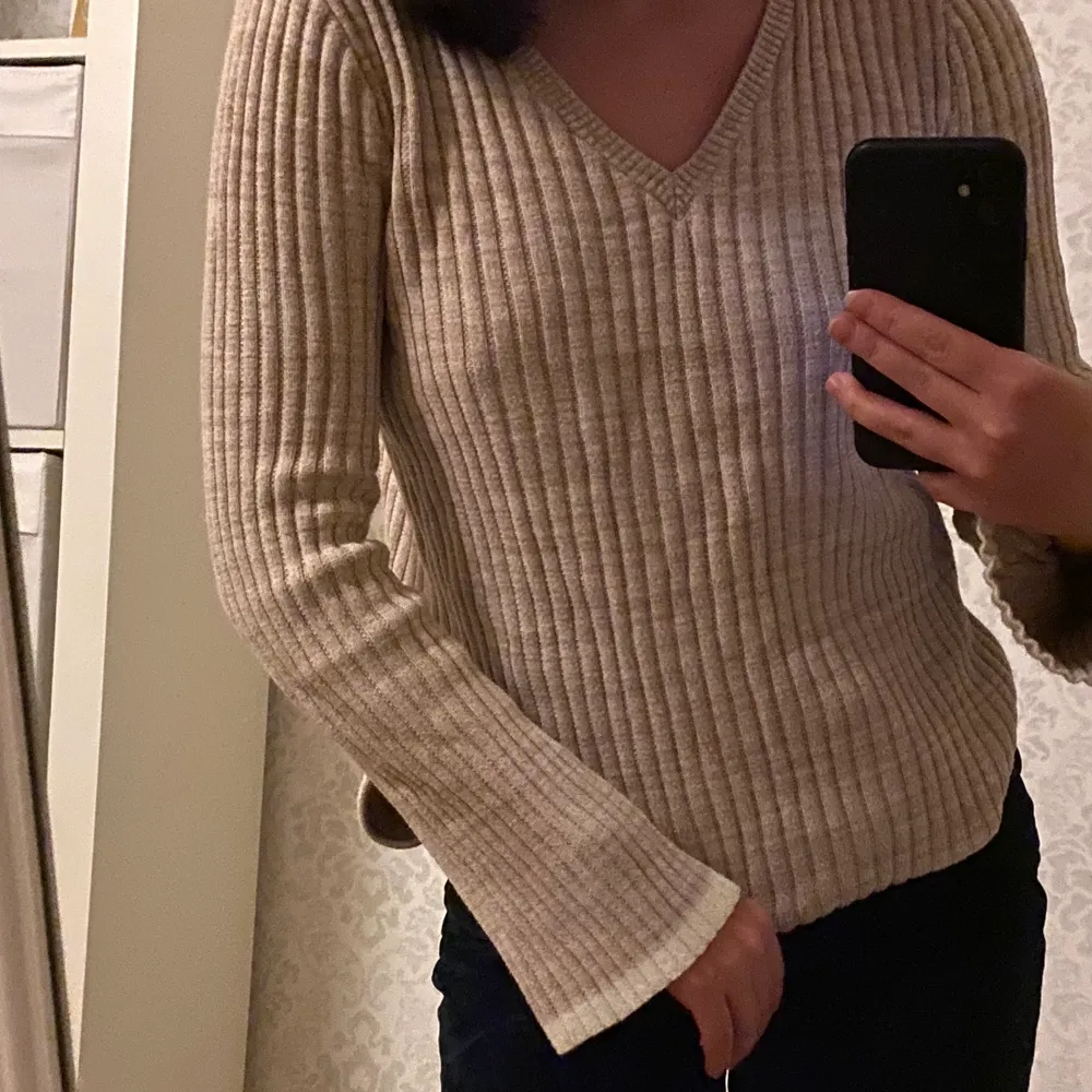 Beige stickad tröja från h&m med mindre ballongarmara🧡Ny! Storlek: XS men lite oversized så passar även S😁Bara att be om fler bild🤍Köparen står för frakten! . Neuleet.