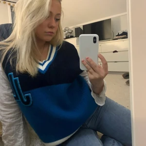 J. Lindeberg väst - Skitsnygg J.Lindebergs väst men inte ritkigt min stil därför väljer jag att sälja den så nån annan kan ta del av den. Ord pris skulle gissa på runt 1500 ❤️