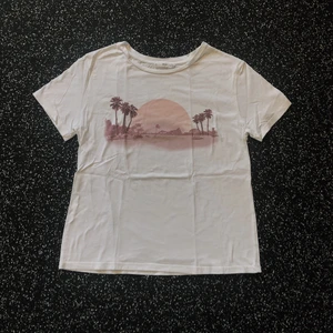 Mango t-shirt XS/S - Märke: MNG casual Färg: vit/orange/rosa/lila/pastell Storlek: XS/S (34/36) Modell: dam/kvinna/womens Mitt pris: 50 kr  Kolla in mina andra annonser, säljer bl.a märken som: Levis, Champion, Victorias Secret, Tommy Hilfiger, Calvin Klein, Adidas, Nike, Puma, Aimn, Gymshark, Brandy Melville, Zara, Hollister, NAKD, Topshop, Fjällräven, Weekday, Monki, Triangl.