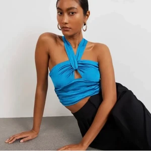 Gina tricot topp - Säljer denna fina toppen i storlek 34 då den är lite tajt för mig. Aldrig använd!!