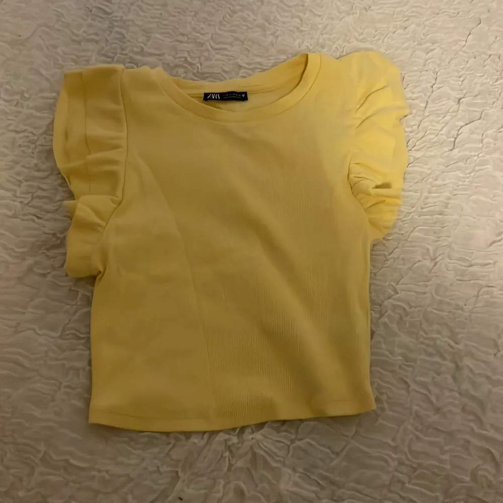 Jättefin gul sommar tröja från zara i storlek M, skulle dock säga att den motsvarar S. Säljer pga inte använder längre💛. Toppar.
