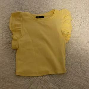 Jättefin gul sommar tröja från zara i storlek M, skulle dock säga att den motsvarar S. Säljer pga inte använder längre💛