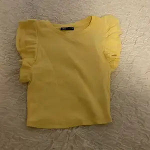 Jättefin gul sommar tröja från zara i storlek M, skulle dock säga att den motsvarar S. Säljer pga inte använder längre💛