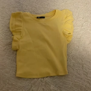 Fin gul sommartröja💛💛 - Jättefin gul sommar tröja från zara i storlek M, skulle dock säga att den motsvarar S. Säljer pga inte använder längre💛