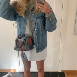 Blå Jeansjacka - Säljer liknande jeansjacka som första bilden💕köpt på Sellpy men från hm!! Sååå fin till vår och sommar!! Skriv vid frågor eller intresse🙌pris kan alltid diskuteras