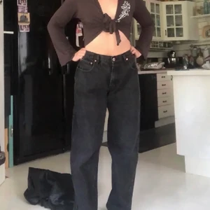 Jeans - Svarta jeans i nyskick! Köpte dessa av @zagamedzata på plick och säljer vidare. !!Första bilden är inte min!! Byxorna är väldigt baggy och de passar bra på en S/M om man gillar denna stil! Helt felfria och 100% bomull, vilket är toppen!! Storlek 36/32. De va lite för långa på mig som är 160 cm, men inte överdrivet. Har endast provat en gång med försiktighet. Skriv vid intresse! Frakt ingår i priset💗