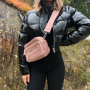 Svart jacka - En jacka från Boohoo i ett glansigt material. Jackan är använd 2 gånger och är precis som ny. Säljer den pga aldrig används. Priset går att diskutera❤️‍🔥