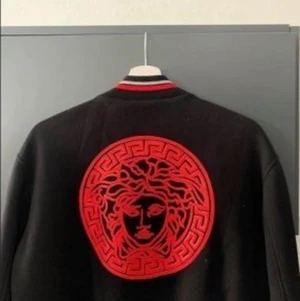 Vercace tröja. Storlek M - Väldigt bekväm ock skönt tyg. Har växt ur mig den så passar på ock sälja denna. Den e riktigt snygg ock bra skick. Passar bäst med ett par svarta jeans. 😁