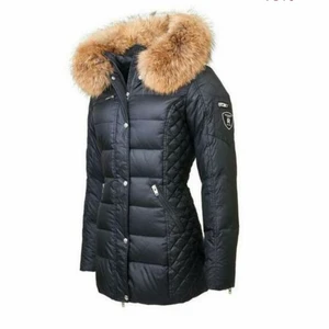 Rockandblue jacka - Säljer nu min älskade rockandblue jacka. Den är varm och skön, väldigt mysig och även såå snygg! Bra skick. Säljer den då den inte passar mig längre. Pälsen är äkta precis som på bilden. Köptes för 4800kr och säljs för 1200kr, spårbar frakt ingår i priset. Priset kan diskuteras! DM för fler bilder.