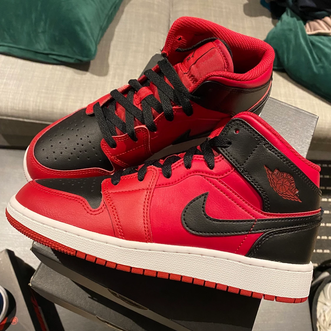 Jordan 1 Mid ”Reverse Bred”