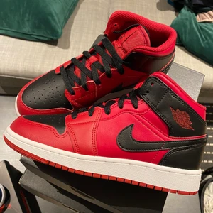 Jordan 1 Mid ”Reverse Bred” - Säljer dessa Jordan 1 Mid ”Reverse Bred”. De är helt nya och oanvända. Finns i storleken 38. Köpta ifrån zalando och orderbekräftelse finns. Hör av dig vid frågor eller om du önskar fler bilder. Skickas spårbart med PostNord, köpare står för frakten.