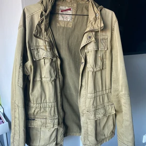 Jacka - Grön vårjacka (tyvärr funkar inte dragkedjan)