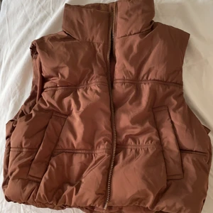 Brun väst - Säljer denna väst i strl XS/S då jag har två. Den är använd 2-3 gånger. Inga fläckar eller hål, som ny kan man säga💓