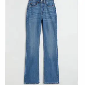 Ett par jeans som jag använt 1 gång men tycker inte dom passar mig så bra så jag säljer dom! Perfekt i längd ☺️