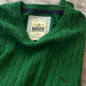 Grön väst från Hampton republic! - Västen är i en väldigt fin grön färg, väldigt snygg med en tröja, eller tshirt under! Var en sweater från början men jag klippte av ärmarna vid sömmen, storlek L. 40kr + 52kr frakt = 92kr totalt eller mötas i Uppsala!