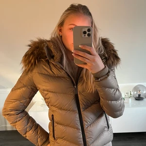 Vinterjacka  - Säljer denna snygga beig/bruna jackan från märket Haust i storleken s. Den är använd Max 5 gånger. Ser helt ny ut. Har äkta päls i kragen och på luvan. Nypris ca 6000kr. Säljer för 1000kr 🤩🥰❤️ Köpare står för eventuell frakt 🥳
