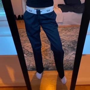 Dickies byxor - De kända dickies byxorna i mörkblå! Skitsnygga, men får ingen användning av de! Det står ingen storlek då lappen är borta. Men de sitter som en 36a och är långa på mig som är 170