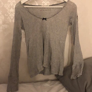 Odd molly tröja grå🤍 - Jättefin grå Odd Molly tröja som jag fick i present för 1-2 år sen, men kommer tyvärr inte till användning. Inga defekter på den, som ny. Möts upp i centrala Uppsala eller så står köparen för frakten! Skriv privat för fler frågor❤️‍🔥