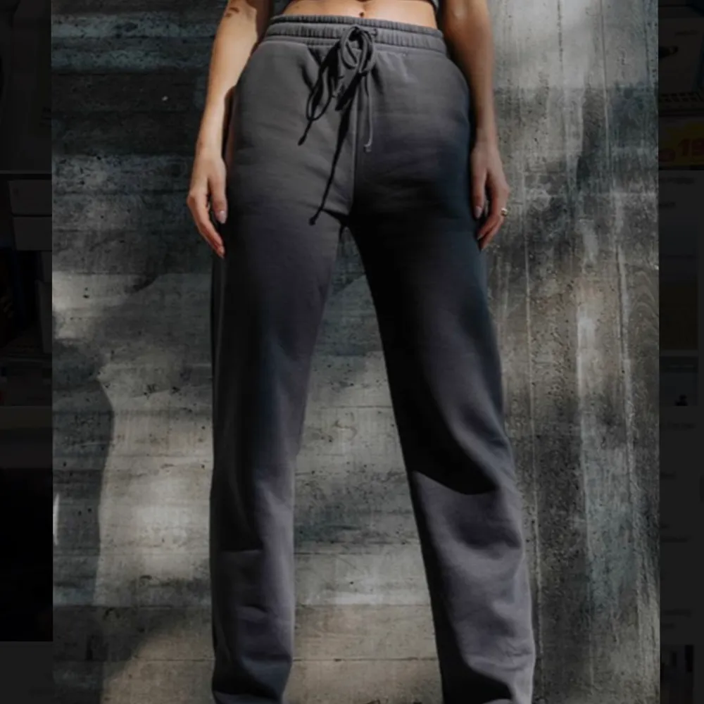 Supersnygga mjukisbyxor från LXA som tyvärr blev i fel storlek, dom är därför helt oanvända och i nyskick. Storlek L och i färgen 01 Dark grey. Frakt tillkommer💕 Bilder lånade från hemsidan. Jeans & Byxor.