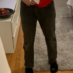 Oklart - Säljer dessa grå jeans med ett hål i vänsta knäet, sitter ganska tighta vid låren💕