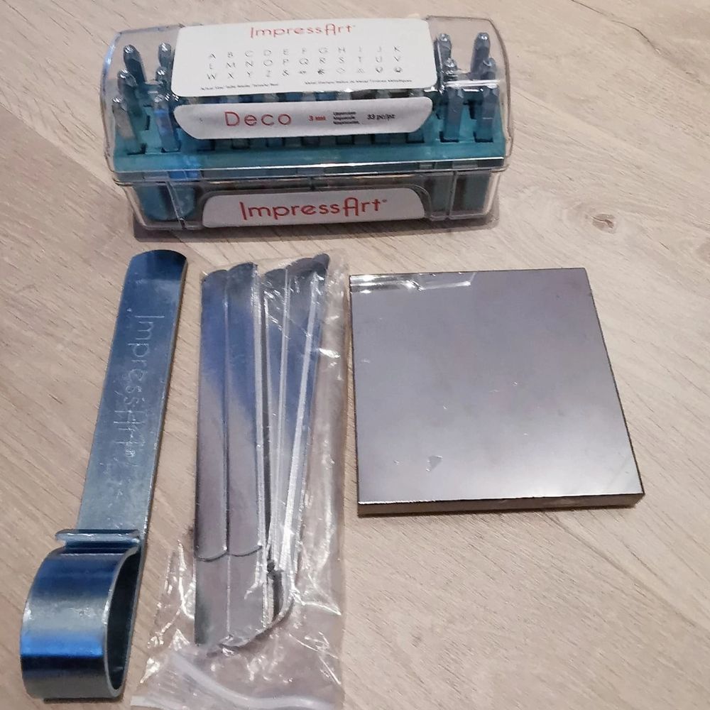 Med denna kit kan du stansa egna smycken. Du kan stämpla namn, citat osv. Göra dina smycken mer personliga eller gör smycken och säljs vidare. Ingår i kitet: ImpressArt bokstäver (Deco 3mm). En extra stämpel med pilar. Metallblock med fötter som du använder när du ska stansa. Böjverktyg och massa metallband för att göra armband. . Accessoarer.