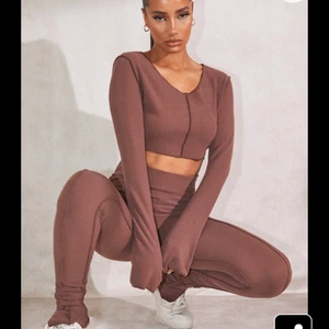 Ribbat brunt set - Jätte fint ribbat brunt set, helt nytt, endast testad och tyvärr för liten! Strl S (8) tröja M byxa (10) men passar s. Säljes tröja och byxa  för 200 plus frakt🤎🤎