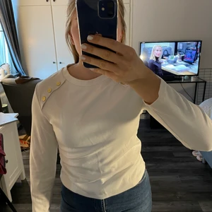 Tröja  - Fin tröja med guldknappar från bikbok i storlek m 