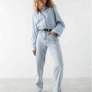 Ginatricot 90s slit pants - Ett par nästintill oanvända jeans utan tecken på slitage från ginatricot. Jeansen har en slits längst ner på benet. Säljer pga för stora för mig. För frågor eller bilder skriv till mig. Priset går absolut att diskutera❤️‍🔥