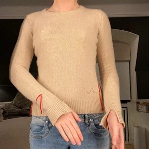 Zadig et Voltaire kashmirtröja - Kashmirtröja med röda detaljer från Zadig et Voltaire. Använd fåtal gånger 😍 frakt ingår