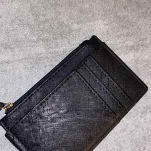 Plånbok  - säljer pga dålig användning, köpt från primark därav det låga priset. säljer för 15kr+ frakt. står inte för postens slarv och köpt=köpt. 