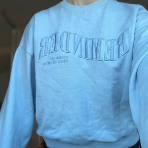 Blå tröja  - Blå oversize tröja ifrån madmady mirabells kollektion. Använd 1 gång. Broderat tryck 