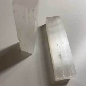 Selenit pinne - Hej jag säljer dessa super fina selenit pinnar! Säljer de för 70kr styck. 💗 Frakten är köparen ansvarig för. Om ni gillar kristaller så kolla göra i min profil för säljer massa olika kristaller där. 💗🔮