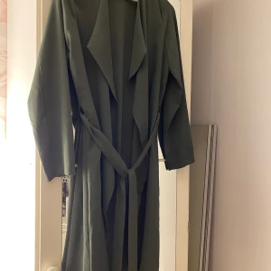 Tunn kappa - En tunn militär grön kappa. bra skick bara använd några gånger. Storlek M.