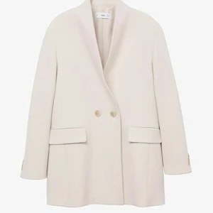 Kavaj MANGO - Säljer en kavaj ifrån MANGO. Knappt använd. Superfint skick. Storlek L , då jag har S/M i vanliga fall men använde denna kavaj som oversize och hade tjockare tröjor under!! 😍 Orginalpris 900kr